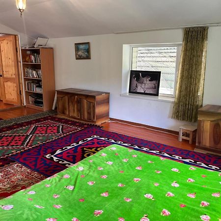 Toktogul Ghesthouse Hotell Eksteriør bilde
