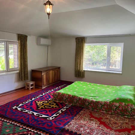 Toktogul Ghesthouse Hotell Eksteriør bilde