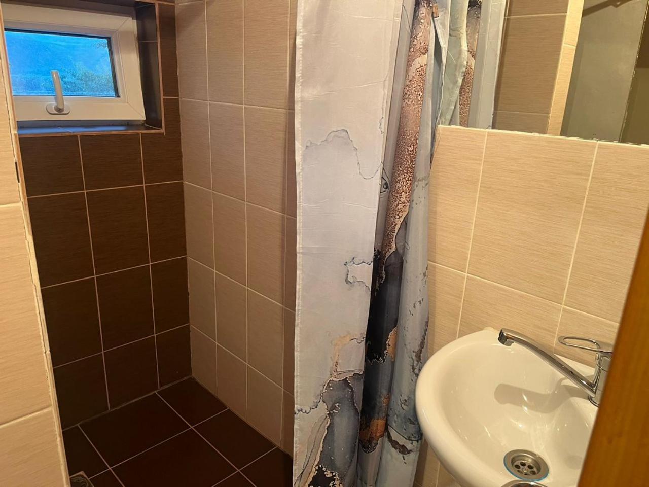 Toktogul Ghesthouse Hotell Eksteriør bilde